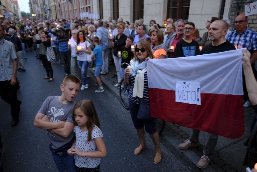 Toruń. Protest po uchwaleniu ustawy o Sądzie Najwyższym...