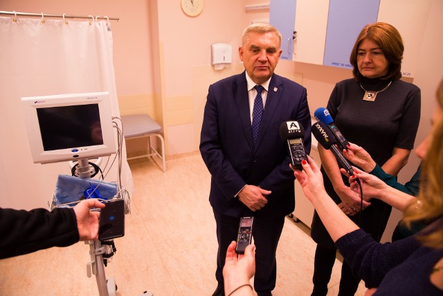 Kardiomonitor w klinice pulmonologii jest niezbędny. Do tej pory lekarze pożyczali go z innych oddziałów - mówi prof. Anna Wasilewska, dyrektorka UDSK. Obok niej na zdjęciu prezydent Tadeusz Truskolaski.