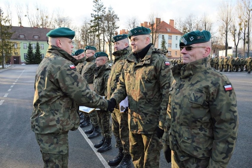 Uroczystą zbiórką z udziałem sztandaru jednostki, kompanii...