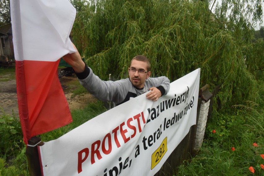 Protest mieszkańców Łazu rozpoczął się w zeszłe wakacje, w...