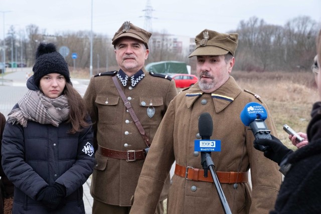 Na uroczystość zapraszają członkowie społecznego komitetu, w skład którego wchodzą m.in. członkowie Stowarzyszenia Historyczno-Poszukiwawczego "Podziemie", Związku Żołnierzy Narodowych Sił Zbrojnych oraz podlaskiej Młodzieży Wszechpolskiej