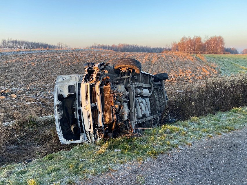 Bus zjechał z drogi do rowu, po czym przewrócił się na bok....