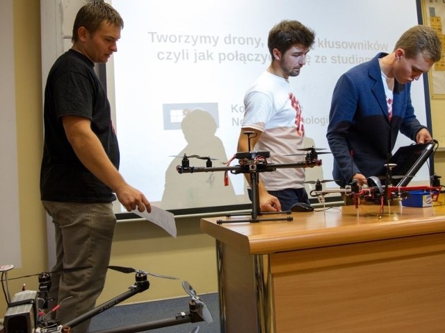 Pokazali latające drony i roboty na IT Academic DayBlisko 300 młodych naukowców prezentowało swoje drony i wynalazki podczas IT Academic Day.