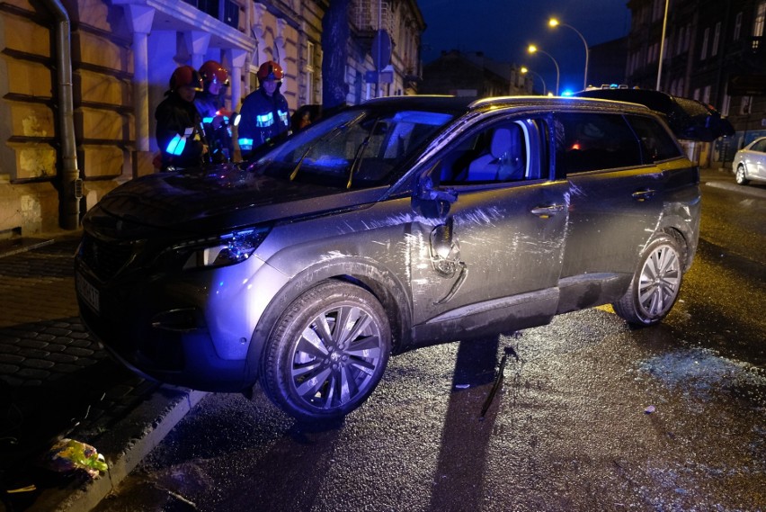 Policjanci ustalają dokładne okoliczności wypadku na ul....