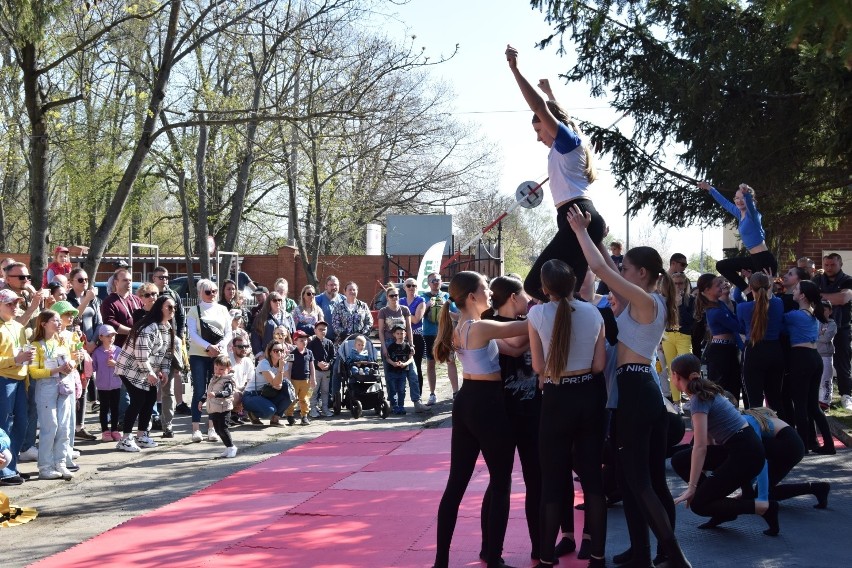 Występy cheerleaderek ze szkoły w Rotmance podczas festynu w...