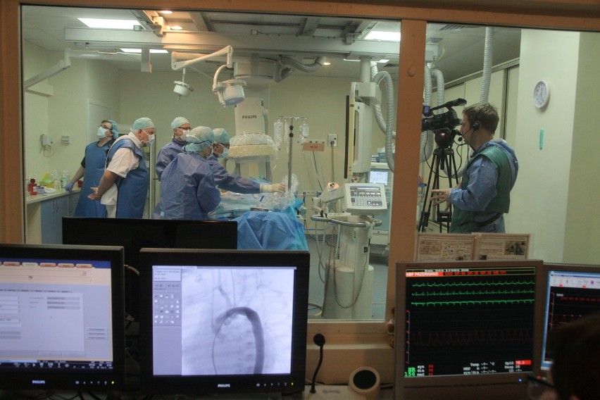 Operacja "na żywo" w ICZMP w Łodzi. Transmisję oglądali lekarze z całego świata [ZDJĘCIA+FILM]