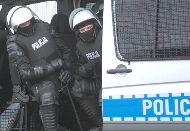 30 nowych policjantów trafi do komend na terenie całego województwa. Jest wśród nich siedem kobiet.