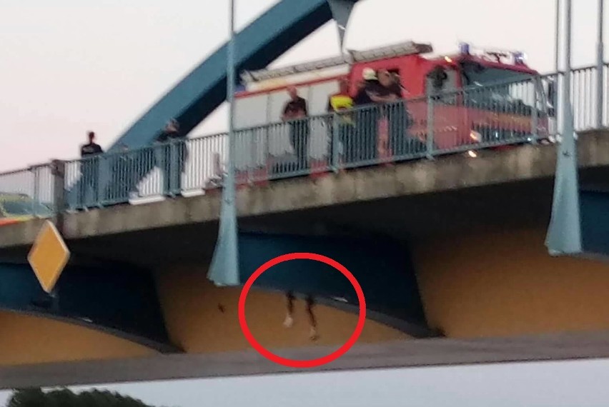 Na zdjęciu pod mostem widać zwisające nogi mężczyzny.