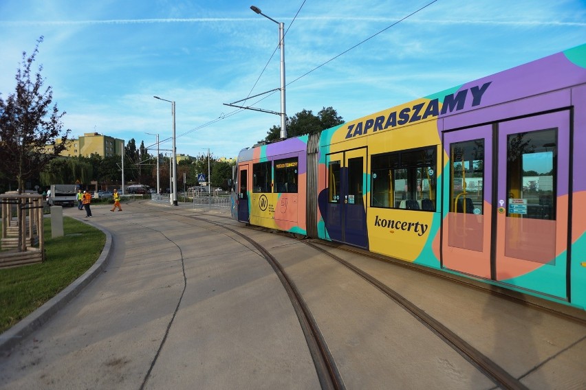 Testy torowiska przeprowadzały cztery różne tramwaje, aby...