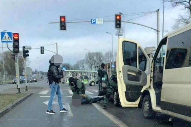 Policjanci Wydziału Dochodzeniowego prowadzili ustalenia w sprawie usiłowania wymuszenia rozbójniczego, do którego doszło na terenie Kołobrzegu.