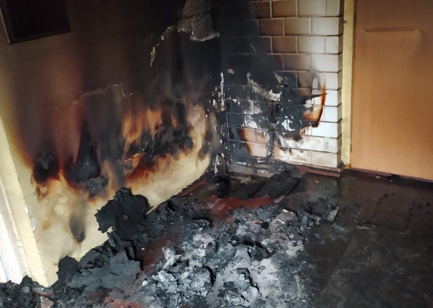 Pożar domu w Łasiewitach w gminie Rzewnie. Jedna osoba została poszkodowana. 11.11.2020. Zdjęcia