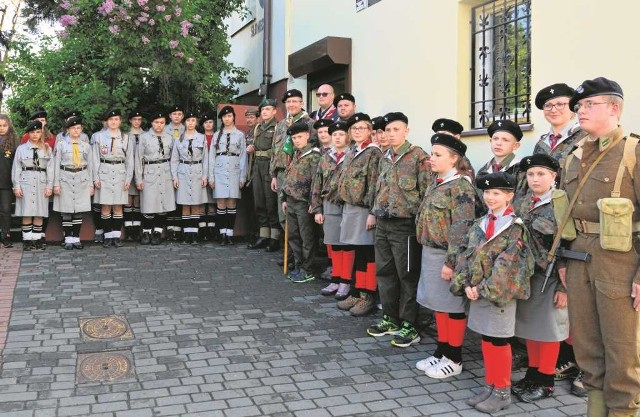 Wspólne zdjęcie przed harcówką w Skawinie