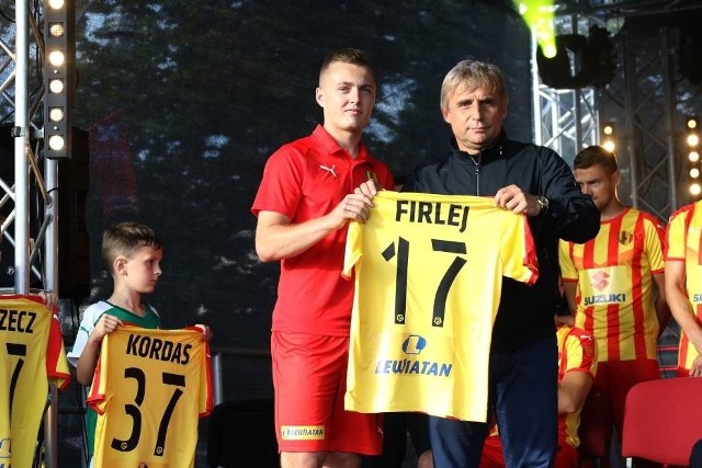 Maciej Firlej otrzymał od prezesa Krzysztofa Zająca koszulkę i został oficjalnie przyjęty do drużyny Korony Kielce.