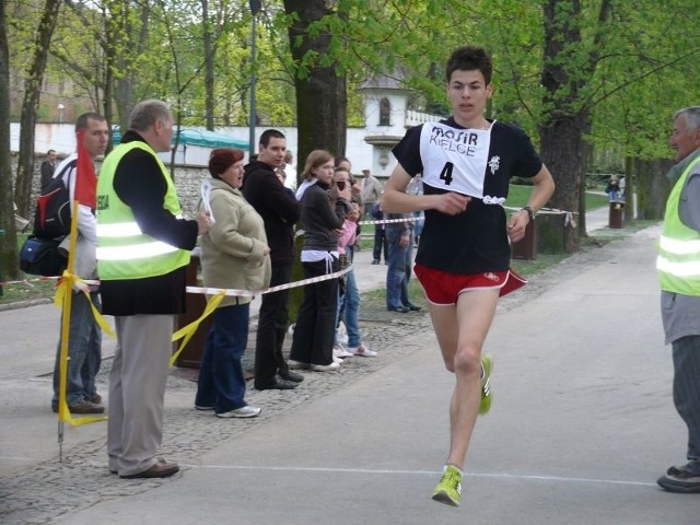 Damian Noga pewnie wygrał bieg główny mężczyzn.