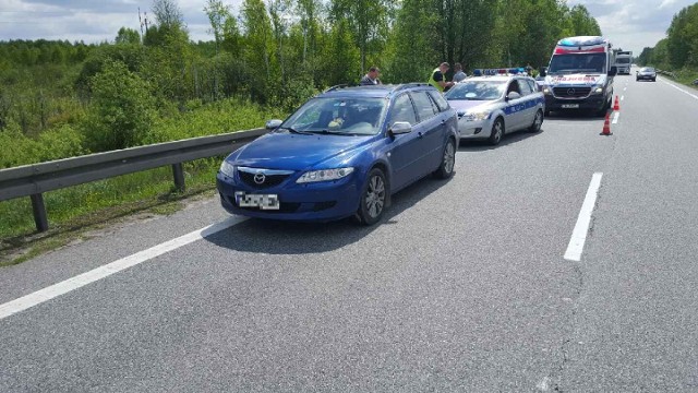 Mazda, na masce której leżał policjant, zatrzymała się dopiero na krajowej drodze numer 74 w Jacentowie. Kierowała nią 24-letnia kobieta z powiatu koneckiego.