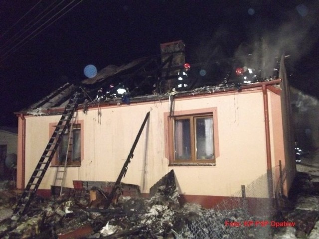Po ugaszeniu domu w Stodołach, strażacy rozebrali elementy konstrukcji zniszczone przez pożar.