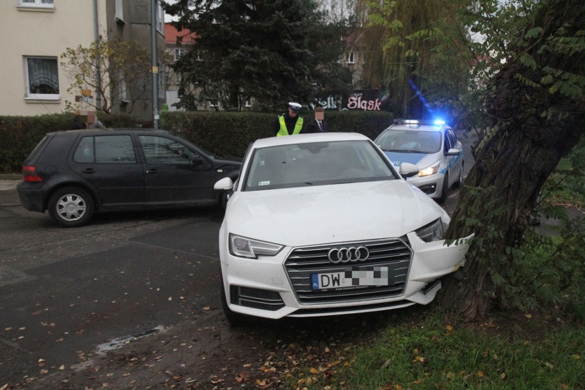 Wypadek na Pilczycach. Audi wylądowało na drzewie [ZDJĘCIA]