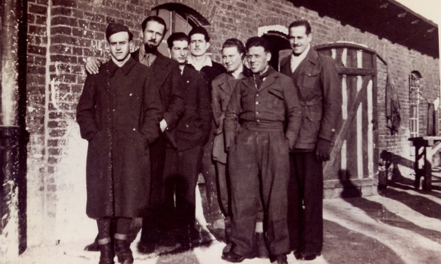 Grupa włoskich jeńców, najbliższych kolegów Gian Carlo Castiglioniego (pierwszy z prawej strony) w Koszalinie. Jesień 1944 r.