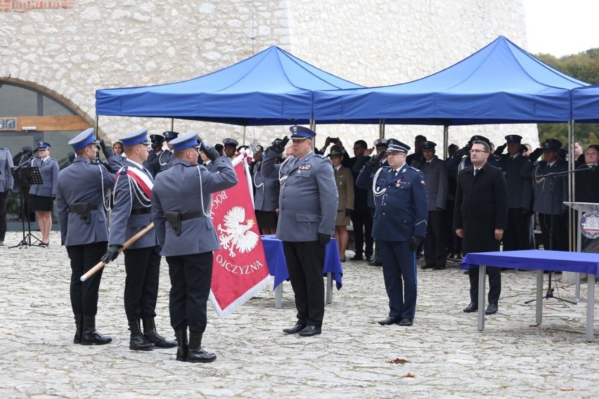 Pieskowa Skała. Komenda Powiatowa Policji w Krakowie otrzymała sztandar ufundowany przez powiat krakowski