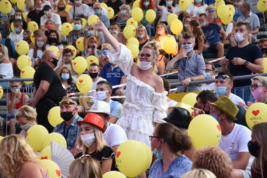 Zenek Martyniuk znów królował na Festiwalu Muzyki Tanecznej. Publiczność w maseczkach szalała [WIDEO, ZDJĘCIA]