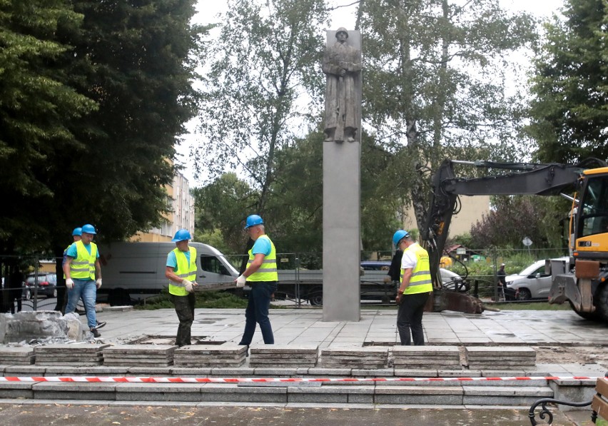 Pomnik został zdemontowany w czwartek po godzinie 14.