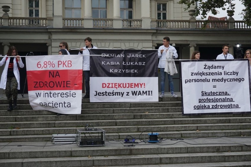 Lekarze rezydenci protestowali na pl. Wolności w Poznaniu