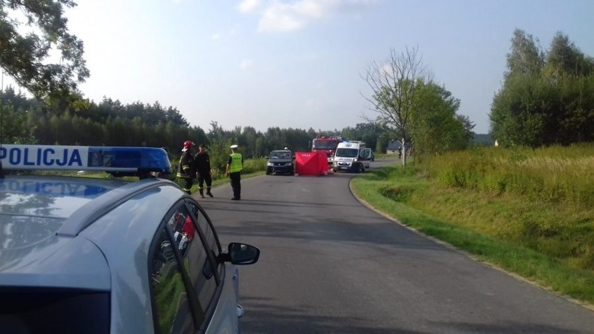 Nie żyje motocyklista, który zderzył się czołowo z samochodem w Widełce