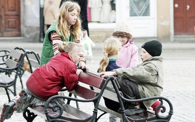 Dzieci ze starówki, zamiast na Rynku, wolałyby zapewne spędzać czas na placu zabaw