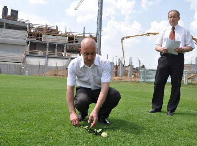 Tadeusz Arłukowicz na stadionie miejskim w Białymstoku.