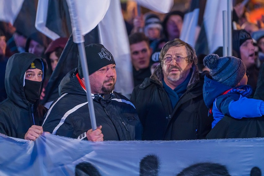 Kibice Sandecji Nowy Sącz chcą nowoczesnego stadionu i manifestowali przed sądeckim ratuszem [ZDJĘCIA, WIDEO]