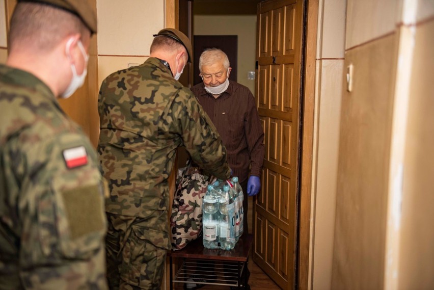 Koronawirus na Podkarpaciu. Terytorialsi pomagają w szpitalach i ośrodkach pomocy społecznej [ZDJĘCIA]