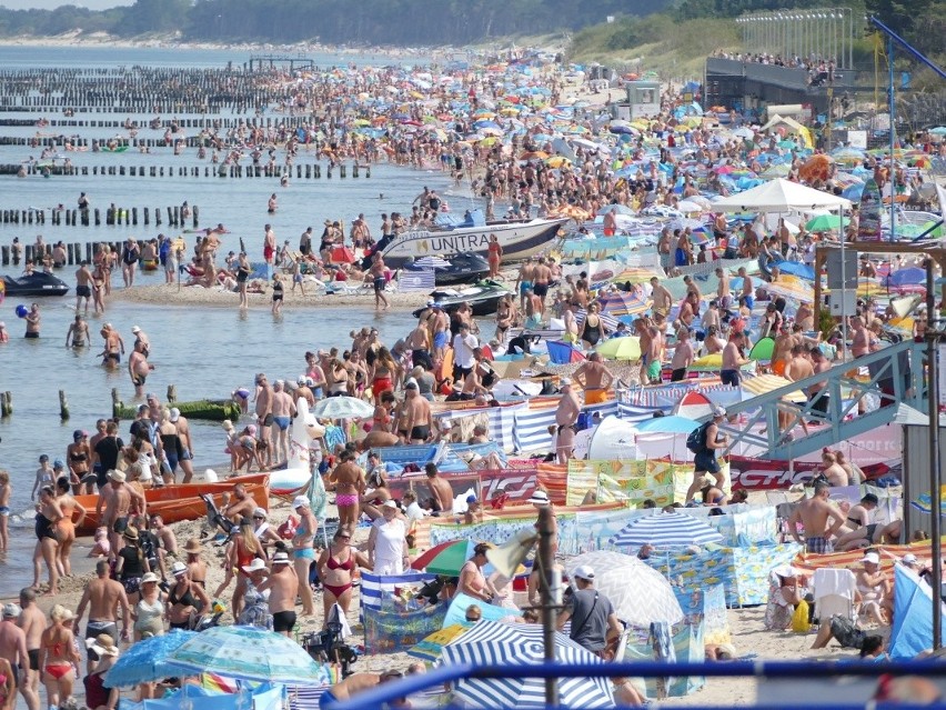 Tak w piątkowe południe wyglądała plaża w Mielnie. Zobaczcie...