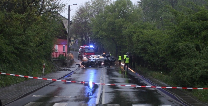 Tragiczny wypadek BMW w Zatorze. Nie żyje 18-latek [ZDJĘCIA]