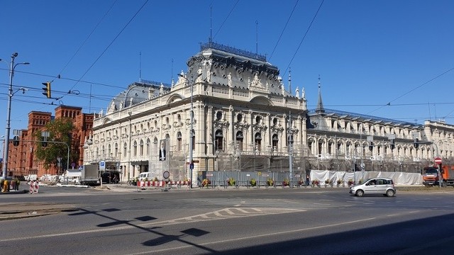 Roboty na zewnątrz pałacu powinny wkrótce się zakończyć.