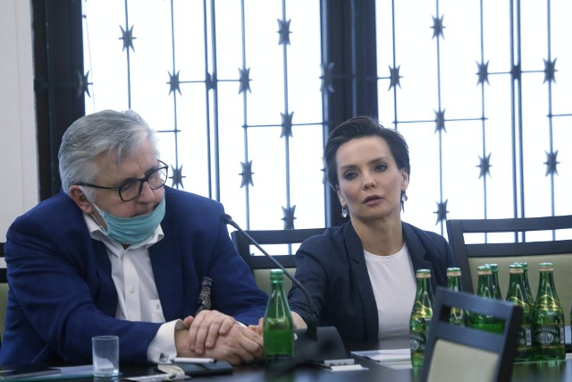 Prezes Polskiego Radia SA Agnieszka Kamińska i dyrektor Programu 3 PR, Tomasz Kowalczewski podczas posiedzenia senackiej komisji kultury.