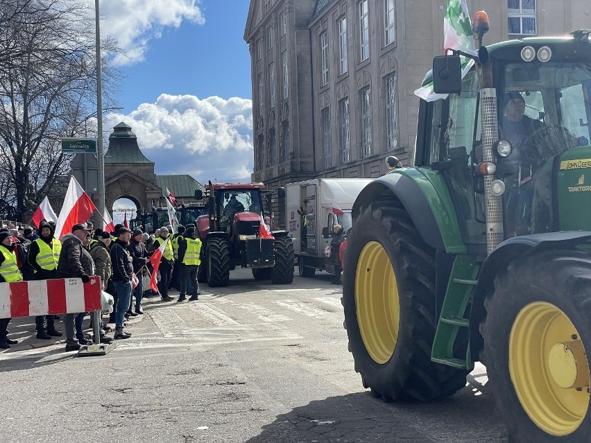 Protest rolników przed Urzędem Wojewódzkim przy Walach...