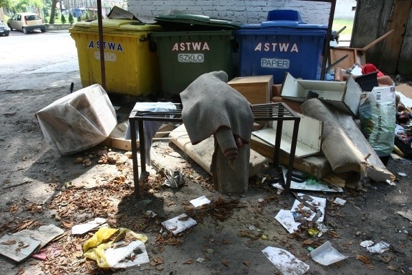 Firmy, które zabierają śmieci, nie zaprzątają sobie głowy sprzątnięciem tego, co leży obok śmietnika.