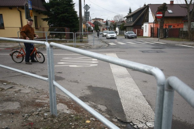 Barierki ochraniające pieszych ponownie zostały zamontowane na skrzyżowaniu ulic Odrodzenia/Kaszubska/Górna.