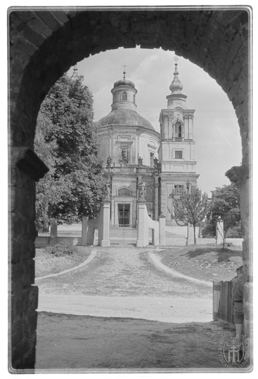 Klimontów, kościół św. Józefa. Elewacja frontowa. Zdjęcie...
