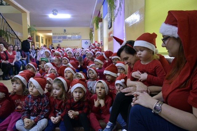 Uczestniczyliśmy w imprezie mikołajkowej zorganizowanej w Szkole Podstawowej w Świerznie. Była moc atrakcji. Dzieci śpiewały i tańczyły, odgrywały scenki. Mikołaj obdarował wszystkich prezentami. My też go otrzymaliśmy, za co dziękujemy. Spotkanie mikołajkowe było także okazją do wręczenia dyplomów dla laureatów konkursów. Czas szybko upłynął w miłej i wesołej atmosferze. (ang)