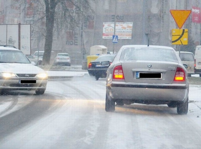 Na zielonogórskich ulicach warto zachować ostrożność. Jest ślisko!