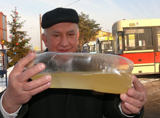 Dyrektor Antoni Sokołowski prezentuje pozostawiony całą noc na mrozie olej napędowy z "kłaczkami&#8221;.
