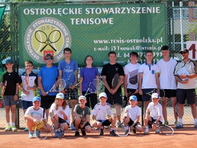 Młodzi tenisiści OST wraz z trenerem Bartoszem Nowakiem.
