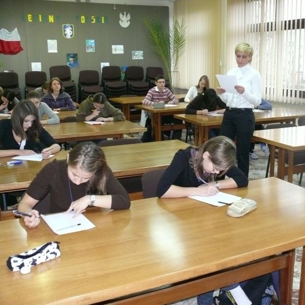 Dyktando pisało 16 uczniów z trzech szkół powiatu kozienickiego.