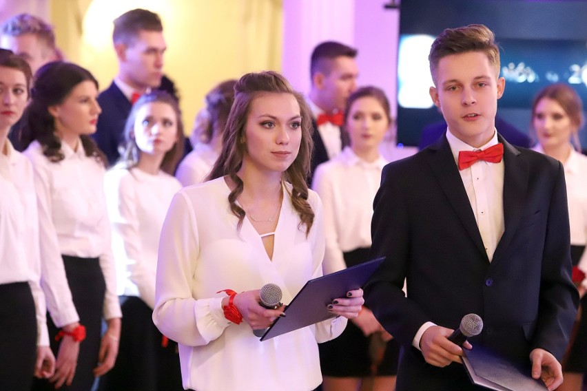 Studniówki 2019. Studniówka Zespołu Szkół nr 1 im. Cezaka w Zgierzu w Białym Pałacu. Pierwsza w województwie łódzkim [ZDJĘCIA]