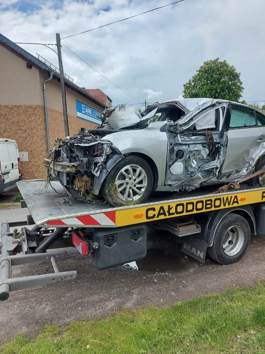 Wypadek na autostradzie A4. Dachowanie auta. Ranne cztery osoby, w tym dwoje dzieci [ZDJĘCIA]