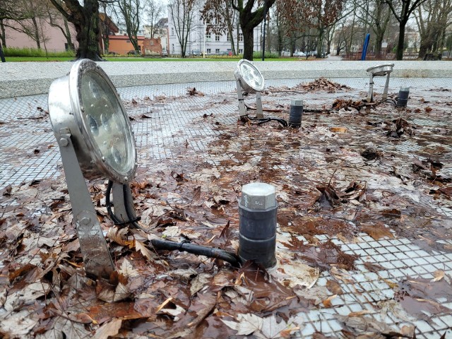 Wandal uszkodził elementy fontanny w Parku Powstańców Warszawskich