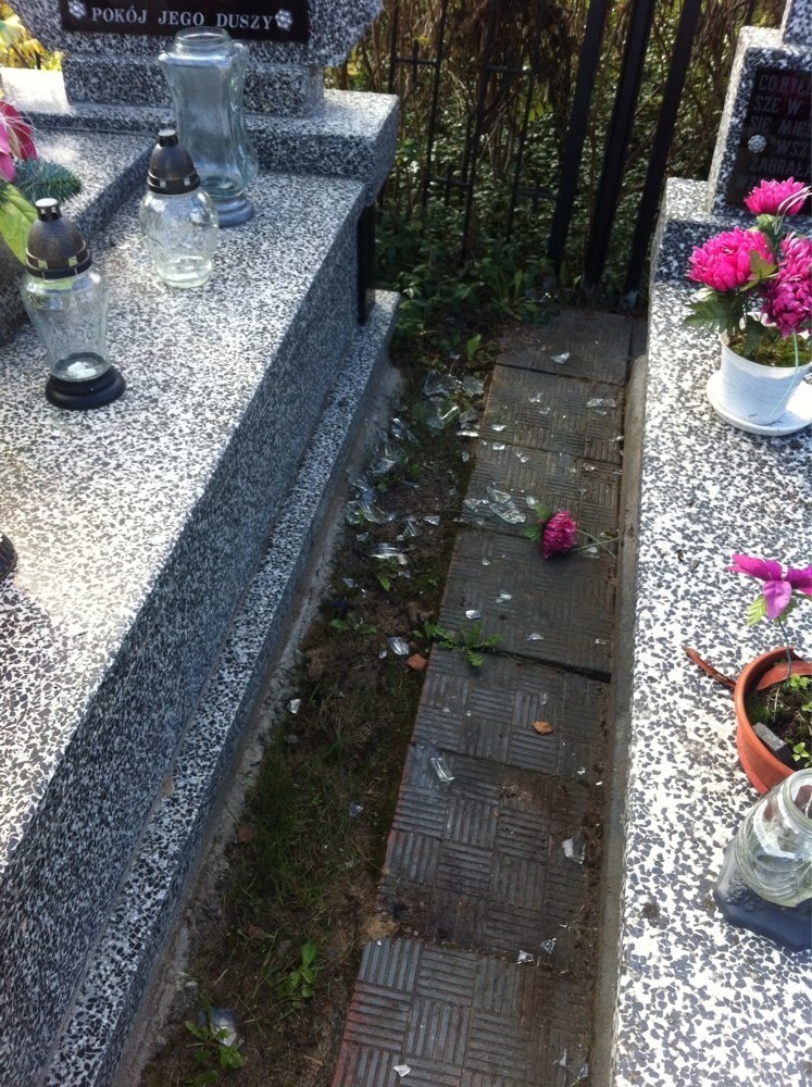 Do zniszczenia grobów na cmentarzu żołnierzy radzieckich w...