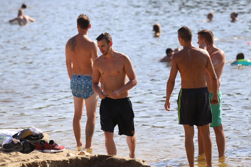 Kąpielisko na Dolinie Trzech Stawów w upalne letnie...