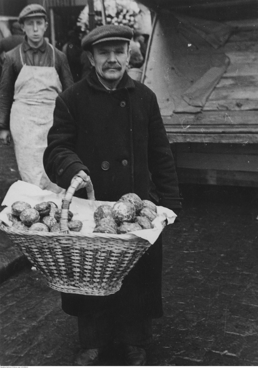 Mężczyzna sprzedający pączki w Warszawie, 1934 rok